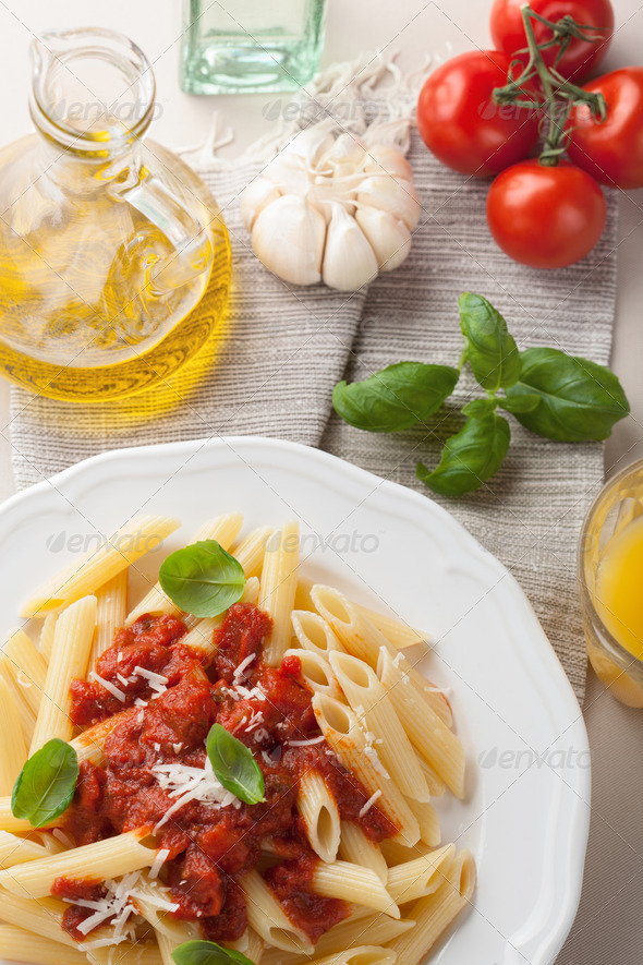 italian pasta with tomato sauce